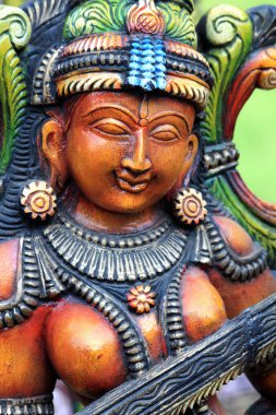 Derma kadın heykeli