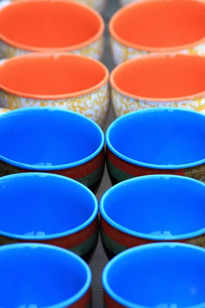 Colorido tazas de cerámica — Foto de Stock