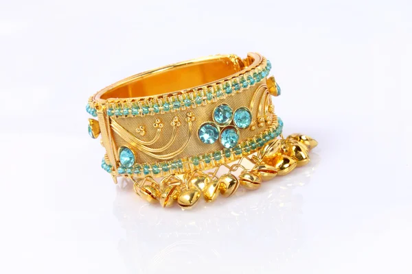 Brazalete de oro indio aislado en blanco — Foto de Stock