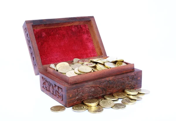 Сундук с золотыми монетами — стоковое фото
