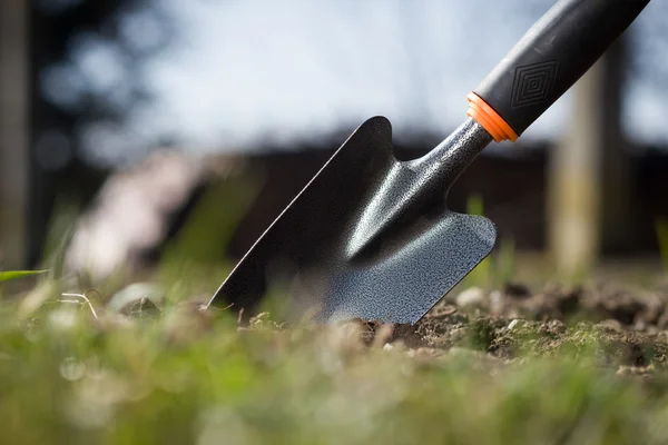 Detailní záběr zahradní lopata bodl do půdy; jarní práce — Stock fotografie