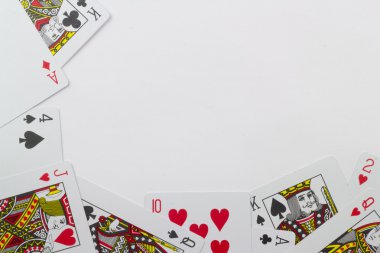 Iskambil kartları - beyaz arka planda izole