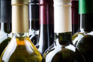 Gri arka planda izole edilmiş şarap şişeleri.