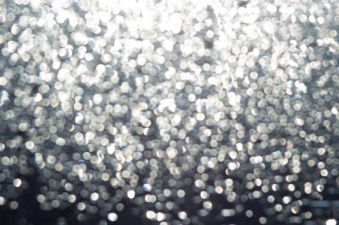 Bokeh ışıkları ve yıldızlı parlak / parlak gümüş baloncuklar; soyut görüntü / arkaplan