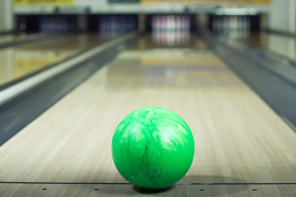 Gros plan d'une boule de bowling dans une ruelle — Photo