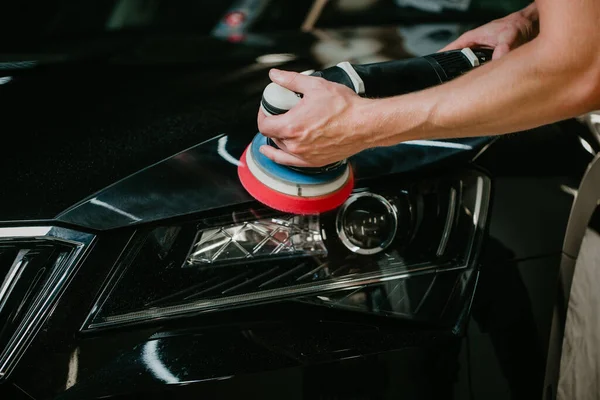 Primer plano de las manos del detallista del coche, limpieza o apilamiento del coche por poliermaschine, concepto de detalle del coche — Foto de Stock