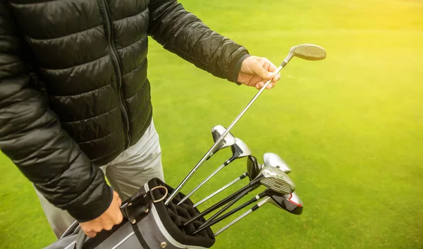 Jogador de golfe escolhendo o clube para sua competição de jogo, esporte e conceito de recreação — Fotografia de Stock