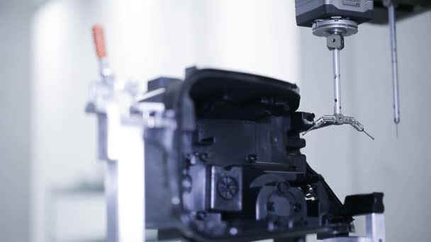 Primer plano de una máquina de medición 3D profesional, cambio de herramienta totalmente automático, medición CNC para molduras de plástico, concepto automotriz — Vídeo de stock