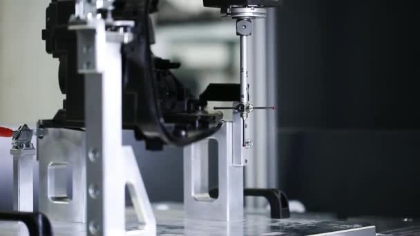 Вимірювання пластикових деталей тривимірного виміру за допомогою CMM, 3D автоматичної системи вимірювання, автомобільної промислової концепції, розумного заводу — стокове відео