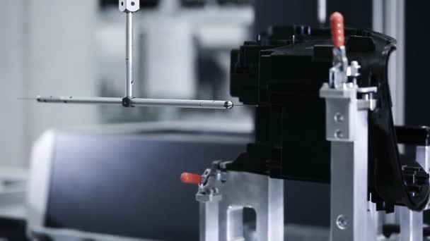 Primer plano de una máquina de medición 3D profesional, cambio de herramienta totalmente automático, medición CNC para molduras de plástico, concepto automotriz — Vídeo de stock