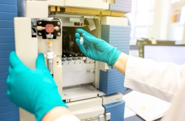 Yeni bir koronavirüs aşısı üretimi ve testi, eczane konsepti