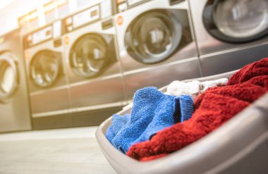 Kirli çamaşırlı sepet ya da çamaşır odasında çamaşır makinesi gibi bir şey.