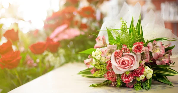 Bouquet encantador com decorações em uma loja de flores — Fotografia de Stock