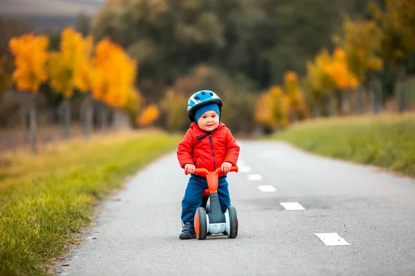 骑自行车的小男孩或户外或自行车道上的保镖，看上去很高兴，喜欢骑自行车 — 图库照片