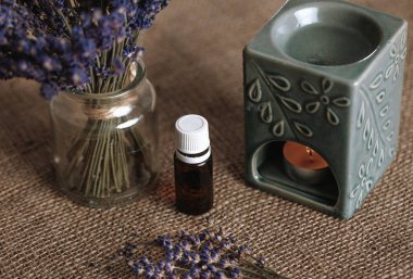 Aroma lambasını yanan mum ve gerekli lavanta yağı ile kapatın. Aromaterapi kavramı.