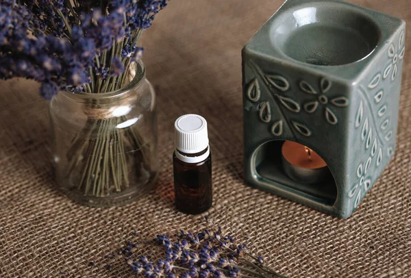 Aroma lambasını yanan mum ve gerekli lavanta yağı ile kapatın. Aromaterapi kavramı.