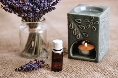 Aroma lambasını yanan mum ve gerekli lavanta yağı ile kapatın. Aromaterapi kavramı.