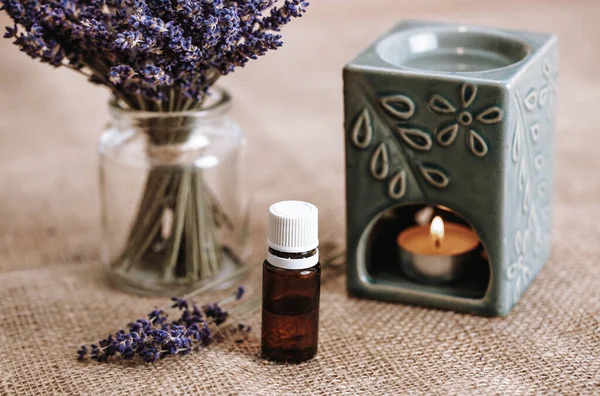Aroma lambasını yanan mum ve gerekli lavanta yağı ile kapatın. Aromaterapi kavramı.