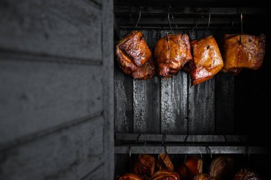 Tütsülenmiş et, göbek ya da kayın eti tütsüleme evinde ya da sigara tiryakisinde koyu kabuklu, yiyecek konsepti