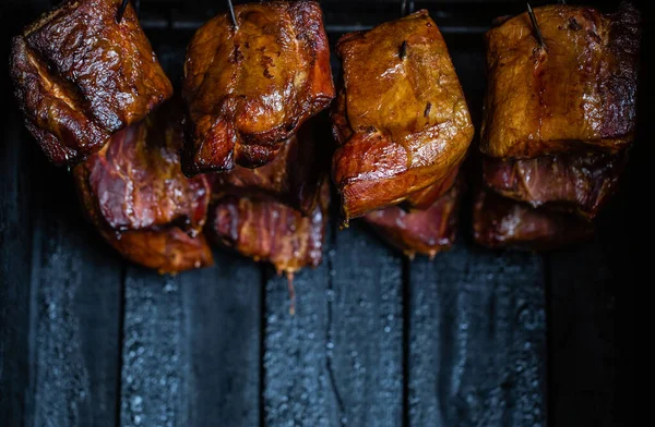 Tütsülenmiş et, göbek ya da kayın eti tütsüleme evinde ya da sigara tiryakisinde koyu kabuklu, yiyecek konsepti
