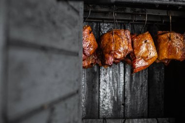 Tütsülenmiş et, göbek ya da kayın etini tütsüleme evinde ya da tütsüleme odasında koyu kabuklu et, yiyecek konsepti