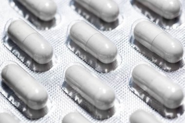 Kapsül haplarını su toplayan bir çantaya koy, ilaç ve eczane konsepti, makro görüntü