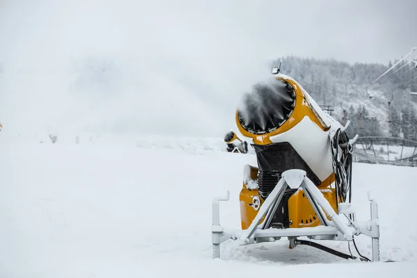 Snökanoner, maskingevär eller kanoner som snöar i backar eller berg för skidåkare och snowboardåkare, konstgjord snö — Stockfoto