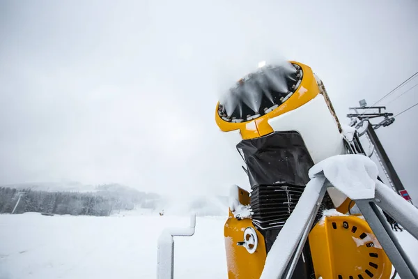 Snökanoner, maskingevär eller kanoner som snöar i backar eller berg för skidåkare och snowboardåkare, konstgjord snö — Stockfoto