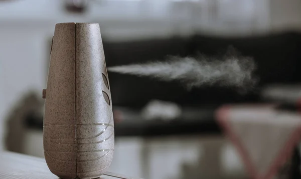 Primo piano di spruzzare un deodorante per ambienti o un profumo diffusore a casa — Foto Stock