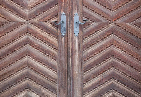 Porta de madeira histórica velha como um fundo ou textura — Fotografia de Stock