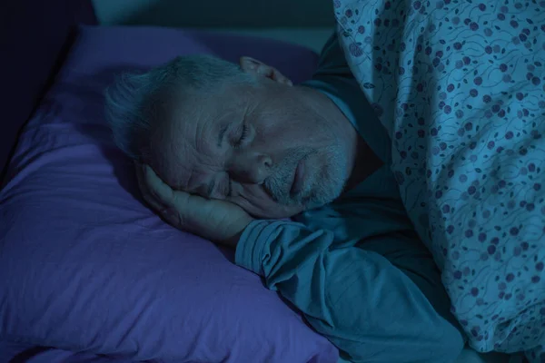 老年人半夜三更睡在床上，睡得很熟 — 图库照片