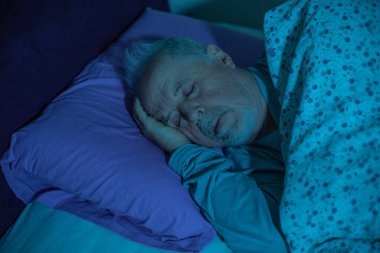 Son sınıf öğrencisi yatakta derin uykuda, sağlık sigortası konsepti.