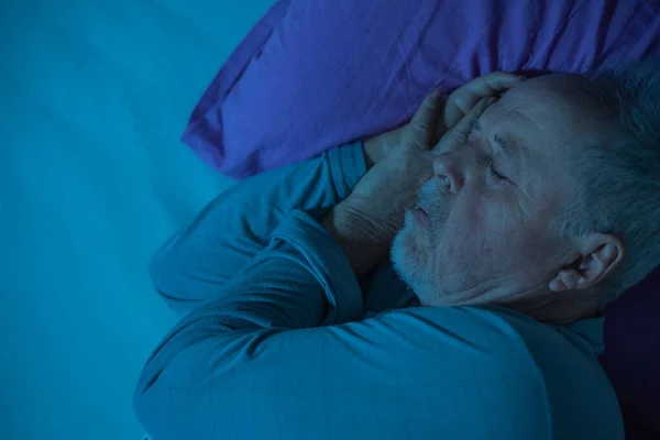 老年人深睡在床上，医疗保健的概念 — 图库照片