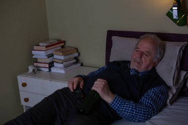 Son sınıf öğrencisi gece televizyon izlerken kanepede uyuyakaldı, dinlendi ve evde dinlendi.