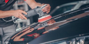 Araba cilalama, stüdyoda araba cilalama, araba bakım konsepti.