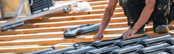 Processo di posa del tetto da tegole bruciate sul nuovo edificio o casa, concetto di edifici — Foto Stock