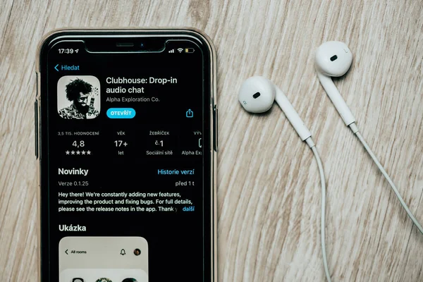 Aplikacja klubowa lub aplikacja na telefon komórkowy ze słuchawkami lub słuchawkami, aplikacja komunikacyjna na całym świecie — Zdjęcie stockowe