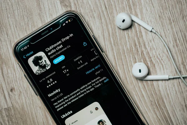 Aplikacja klubowa lub aplikacja na telefon komórkowy ze słuchawkami lub słuchawkami, aplikacja komunikacyjna na całym świecie — Zdjęcie stockowe