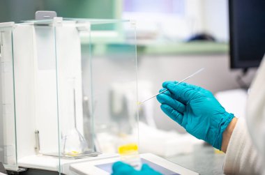 Eczane endüstrisinde uyuşturucu üretimi için gerekli malzemelerin tartılması süreci, eczacılık konsepti