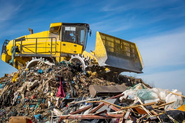 Großaufnahme einer Planierraupe auf der riesigen Hausmülldeponie oder Deponie, Umwelt- oder Umweltproblem — Stockfoto