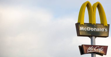 Olomouc, Çek Cumhuriyeti - 27 Ocak 2021, McDonalds logosu McDonalds binasının önünde.
