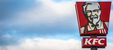 Olomouc, Çek Cumhuriyeti - 27 Ocak 2021, KFC afişi veya logosu ve imzası veya tabela ve reklam sütunları arka planı