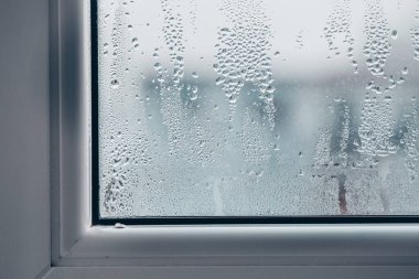 Yoğun çiğ ya da sisli pencere, soğuk mevsimde yanlış ayarlanmış pencere