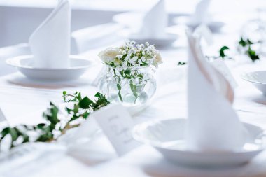 Çiçeklerle süslü lüks bir düğün yeri. Evlilik konsepti.