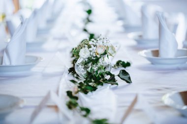 Çiçeklerle süslü lüks bir düğün yeri. Evlilik konsepti.