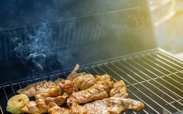 Frango inteiro grelhado em churrasco quente churrasqueira flamejante churrasqueira com fumaça de carne adorável, conceito de grelhar — Fotografia de Stock