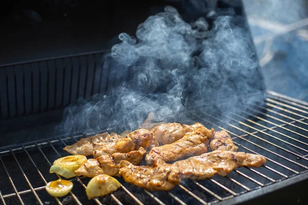 Frango inteiro grelhado em churrasco quente churrasqueira flamejante churrasqueira com fumaça de carne adorável, conceito de grelhar — Fotografia de Stock