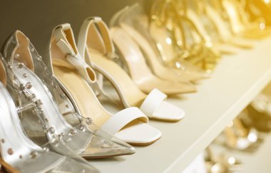 Mağazada üst üste yüksek topuklu ayakkabılar, ayakkabılar.