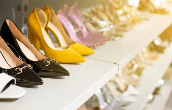 Fechar-se de uns sapatos modernos ou botas sucessivamente na loja, venda, calçado — Fotografia de Stock