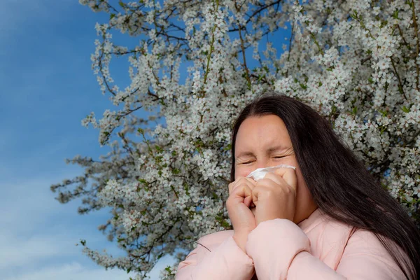 Mujer morena bastante joven con una fuerte reacción alérgica durante la primavera, estornudos, congestión, concepto de salud — Foto de Stock